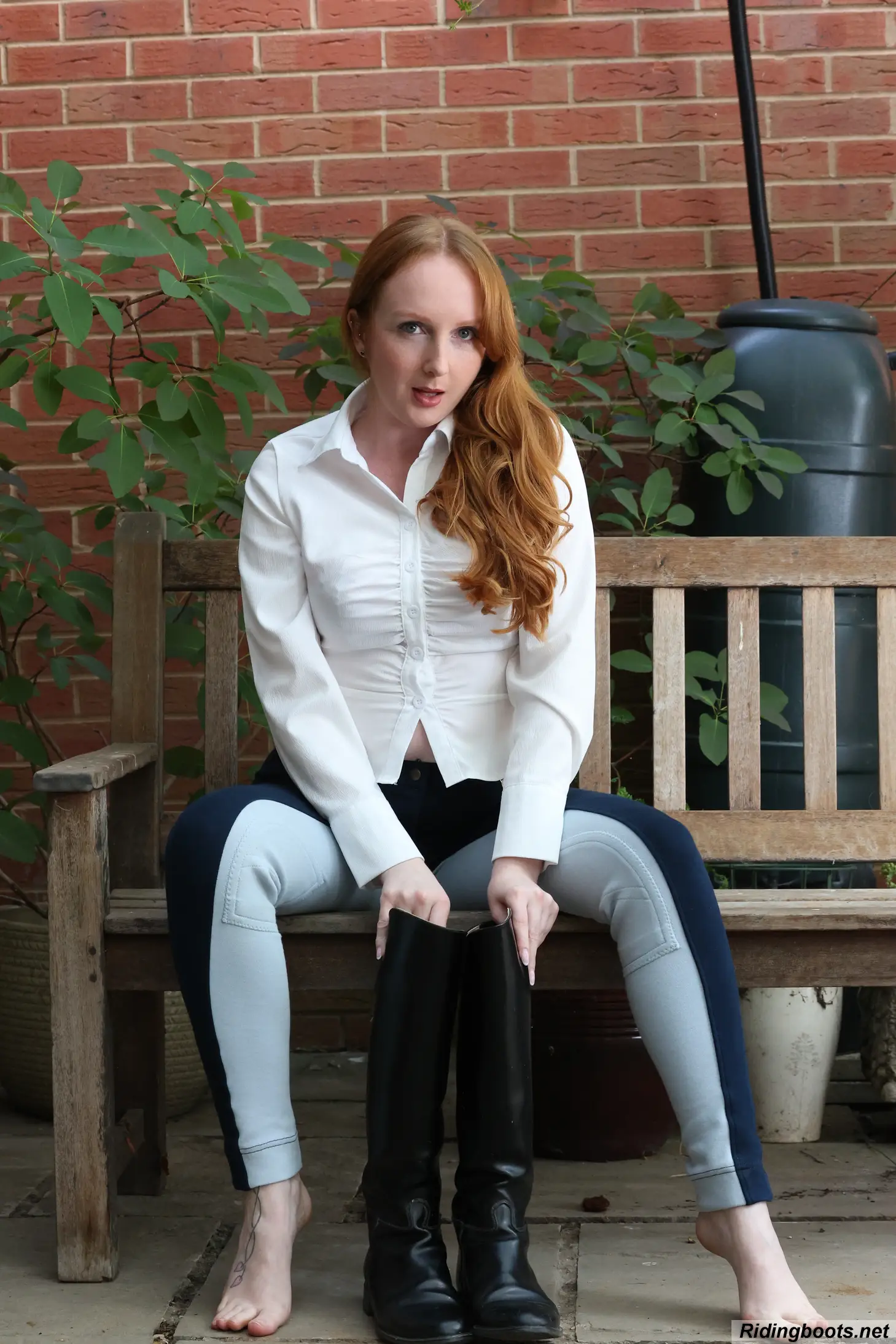 Daphne in ridingboots.