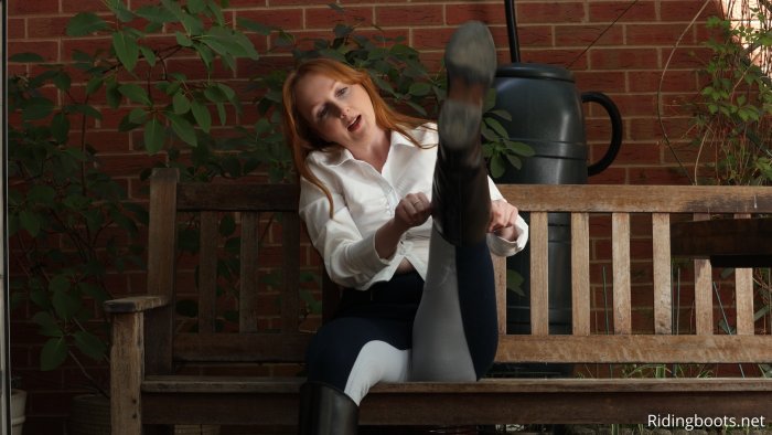 Daphne in ridingboots.